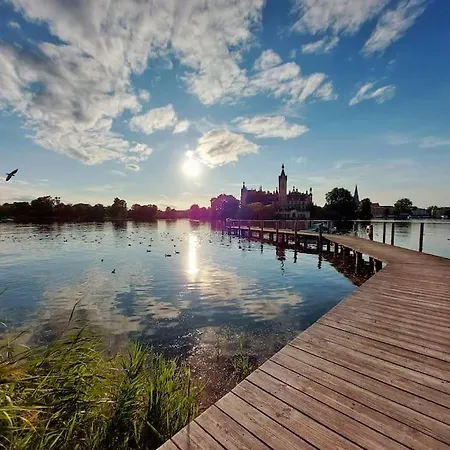 Zentrale Ferienwohnung - Direkt Am See Und Schloss Schwerin  Eksteriør billede